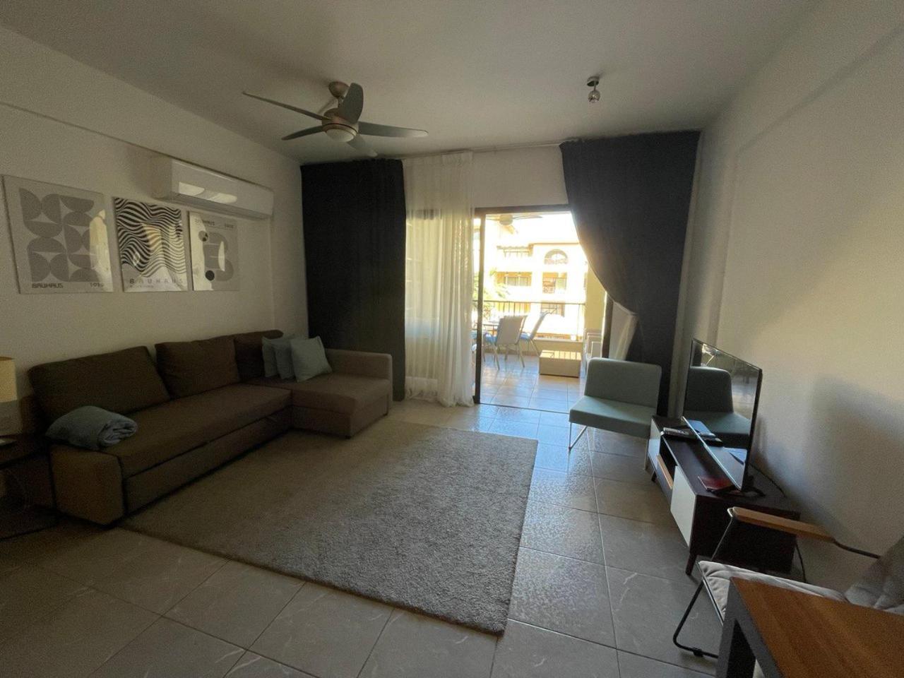 Queens Gardens Paphos Ngoại thất bức ảnh